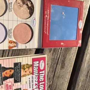 Oanvänd highlighter från thebalm (manizer sisters), dock så är en av färgerna sönder (därav lägre pris)❤️ Inköpspris är cirka 350-450kr 