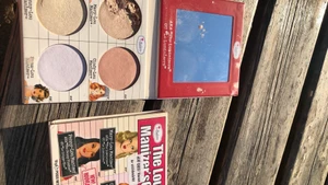 Thebalm highlighter oanvänd - Oanvänd highlighter från thebalm (manizer sisters), dock så är en av färgerna sönder (därav lägre pris)❤️ Inköpspris är cirka 350-450kr 