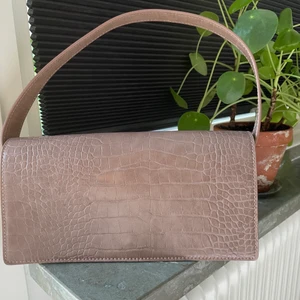 Rosa/Beige väska från Zara - Säljer denna snygga väska från Zara då jag äger för många väskor 😋, knappt använd och i väldigt bra skick. Köparen står för frakten 🥰