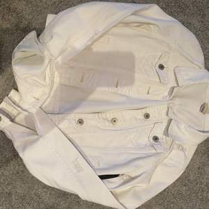 söt jeans jacka med fina hål❤️storlek XS, tvättats såklart innan postning 