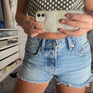 ljusblå jeans shorts  - ljusblå jeans shorts från zara , aldrig kommit till användning. 