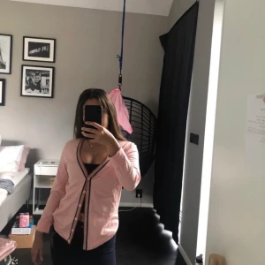 Kofta - Rosa kofta som är använt ett fåtal gånger och är därför i ett väldigt bra skick! Super fin och jätte skön 