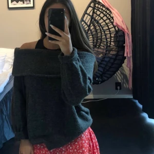 Off shoulder hoodie - En stickad tröja som är off shoulder! Riktigt fin och är endast använt ett fåtal gånger. Den är köpt på H&M och frakt tillkommer