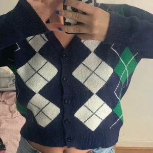 Rutig kofta - Kofta/cardigan med mönster! Använd Max 2 gånger. Jättemjukt material och sitter bra. Du står för frakt