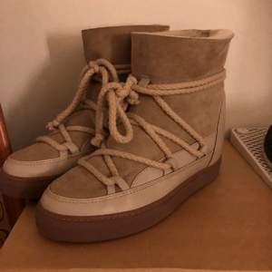 Jag säljer mina fina inuikii skor jag köpte förra vintern. Har kvitto och låda kvar. Endast andvända en vinter så är i bra skick. ❤️köpa på thernlunds för 2599kr