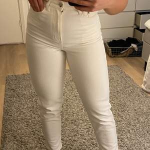 Säljer dessa fina vita jeans från H&M. Endast använda ett få tal gånger 