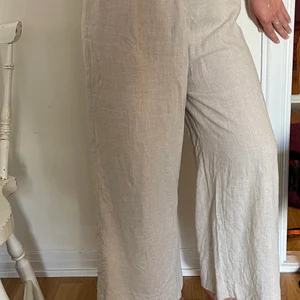 Linnebyxor  - Superskönt vida linnebyxor ifrån Gina. Jag är 164 cm. Men man kan välja om man vill ha som högt eller lågt. 
