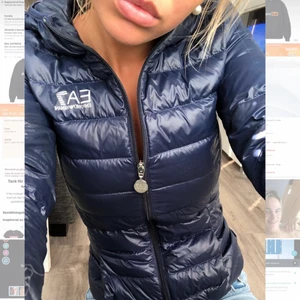 Jacka - Säljer min EA7 Armani jacka då den har blivit förliten och går inte därför inte att stänga längre, köpt på Zalando förra sommren  för 1 695 kr i stolek xxs men skulle säga att den passar folk som har xs också. Jackan är väldigt figursydd å sitter därför jätte tajt å snyggt,,, har även två lagningar på jackan men som ni ser på bilden syns de knappt 