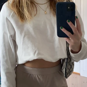 Vit sweatshirt - Vit sweatshirt från gina köpt här på plick som inte kommer till använding längre. Köpare står för frakten🤍budgivning vid flera intresserade HÖGSTA BUD 95+frakt, avslutas fredag 9/10 17:00
