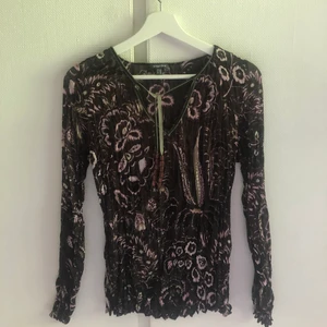 Blus - Fin tröja köpt second hand, inga slitningar eller hål. Den är i stl 36.