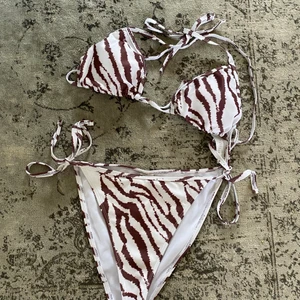 Cool mönstrad bikini från boohoo  - Jättefin ‎med ‎neutrala ‎färger, ‏tyvärr ‎satt ‎den ‎inte ‎rätt ‎på ‎mig ‎:( ‏endast ‎testad. ‏