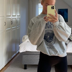 Collegetröja från Bershka  - Väldigt snygg och trendig tröja från Bershka i storlek S. Är i mycket gott skick och använd fåtal gånger. 