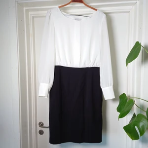 Stilren klänning - Klänning med svart kjol/nederdel i tjockare material och tunn, lite transparent blus/överdel. Dragkedja och knappar i sidan🍀