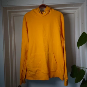Gul hoodie - Klargul hoodie, färgen stämmer med sista bilden. Använd men hel och fin🌻