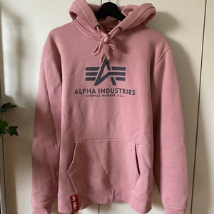 rosa alpha industries hoodie - Säljer min rosa alpha industries hoodie då den inte används något mer. Den är i väldigt fint skick. Köparen står för frakten.