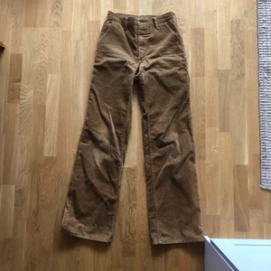 Wrangler manchesterbyxor - Otroliga vida byxor i tjock manchester, deadstock 70-tal! Tyvärr ingen bild på och är numera för små. Storleken som står är 30/34 men med dagens jeansstorlekar hade jag nog uppskattat till en 24/25/26. Vore så kul om de kom till användning igen!!