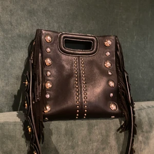 Majeväska  - Säljer min maje väska som jag har haft i 1 år, inga skador, märken osv. Väldigt fint skick! OBS väskband ingår inte 