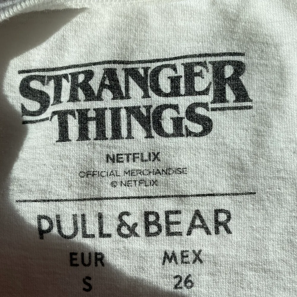 Stranger things merch från pull&bear, t-shirt (relativt oversized). Använd men i gott skick. T-shirts.