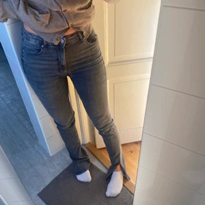 Zara jeans - Grå jeans från zara med slits nedtill.💕långa i benen