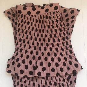 Asball kjol från Sfera - Asball kjol från en butik i Spanien. Aldrig använd och därmed finns lappen kvar. Jättecool men tyvärr används den ej.