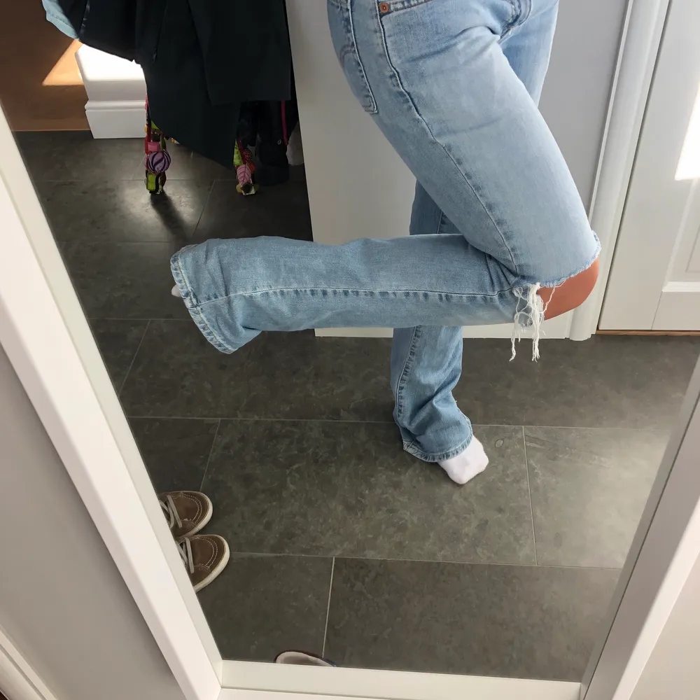 Lågmidjade Levis jeans som jag klippt hål i själv. Köptes för ca 1 år sen och säljer dem pga att dom är lite för långa mig då jag är 160 cm. Dom är i väldigt fint skick, kontakta mig för mer info och bilder💕. Jeans & Byxor.