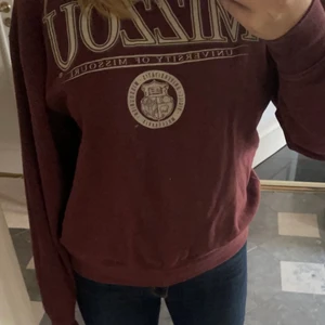 Collegetröja - Superfin collegetröja i en vinröd färg!! Jättemysig nu till hösten🍁 Inköpt på Beyond Retro i Stockholm för nåt år sedan men har inte riktigt kommit till användning hos mig. Skulle säga att den passar en XS-M beroende på hur man vill att den ska sitta! Köp direkt för 350kr eller buda i kommentarer vid stort intresse. Tveka inte på att höra av er vid frågor, möts upp i Stockholm!! 💕💕