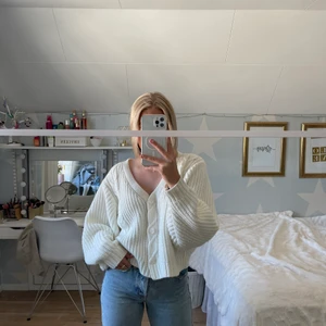 Stickad kofta - Fin stickad kofta i från ellos. I strl 38/40 men sitter ändå bra på en S!