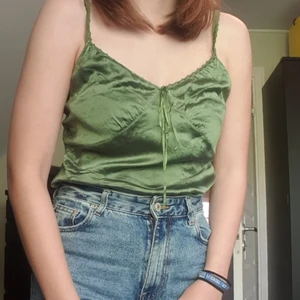 Vintage grönt topp  - Jätte sött linne som är köpt på humana. Är endast använd 2 gånger och kommer inte längre till användning. Storlek M men jag har S i storlek och passar mig bra. Hat dragkedja på sidan.