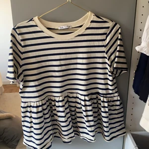 Zara tröja  - Kom med egna förslag på pris minst 100kr OANVÄND 