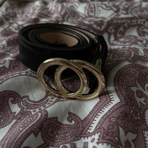 Skärp ginatricot XS - Fint skärp i stl xs! Nästan helt oanvänt o börjar lägga priset 35 kr så får ni fortsätta! Tar endast swish💗💕💞