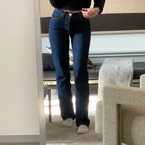 Zara mid rise  - Jättesnygga Zara mid Rise jeans. Toppen skick. Jag är 173 cm lång. Köparen står för frakt.