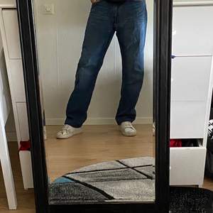 Säljer mina Levis 751 jeans som har en lite bredare passform och är i väldigt bra skick. Passar bra för lite längre personer. 751 är ganska lik 501 i passformen skulle jag säga.