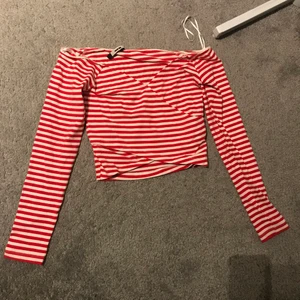 Bikbok - Super söt tröja som är lite kortare med omlott vid magen, aldrig andvänd