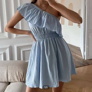 Klänning - Säljer denna fina klänningen, helt oanvänd eftersom den inte passade mig. Den är superfin och färgen är mest lik som på den sista bilden.💙 köpte för 149kr