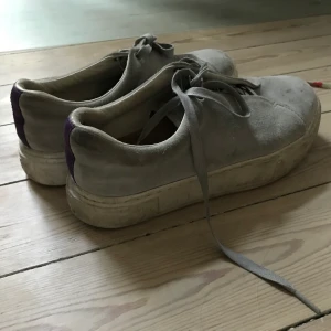 Eytys skor - Superfina eytys skor, gråa med snöre! Använt skick men funkar fortfarande men säljer därför billigt❤️köparen står för frakten på 80 kr❤️
