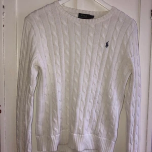 Stickad ralph lauren tröja - Vit kabelstickad ralph lauren tröja. Nypris 1300 kr
