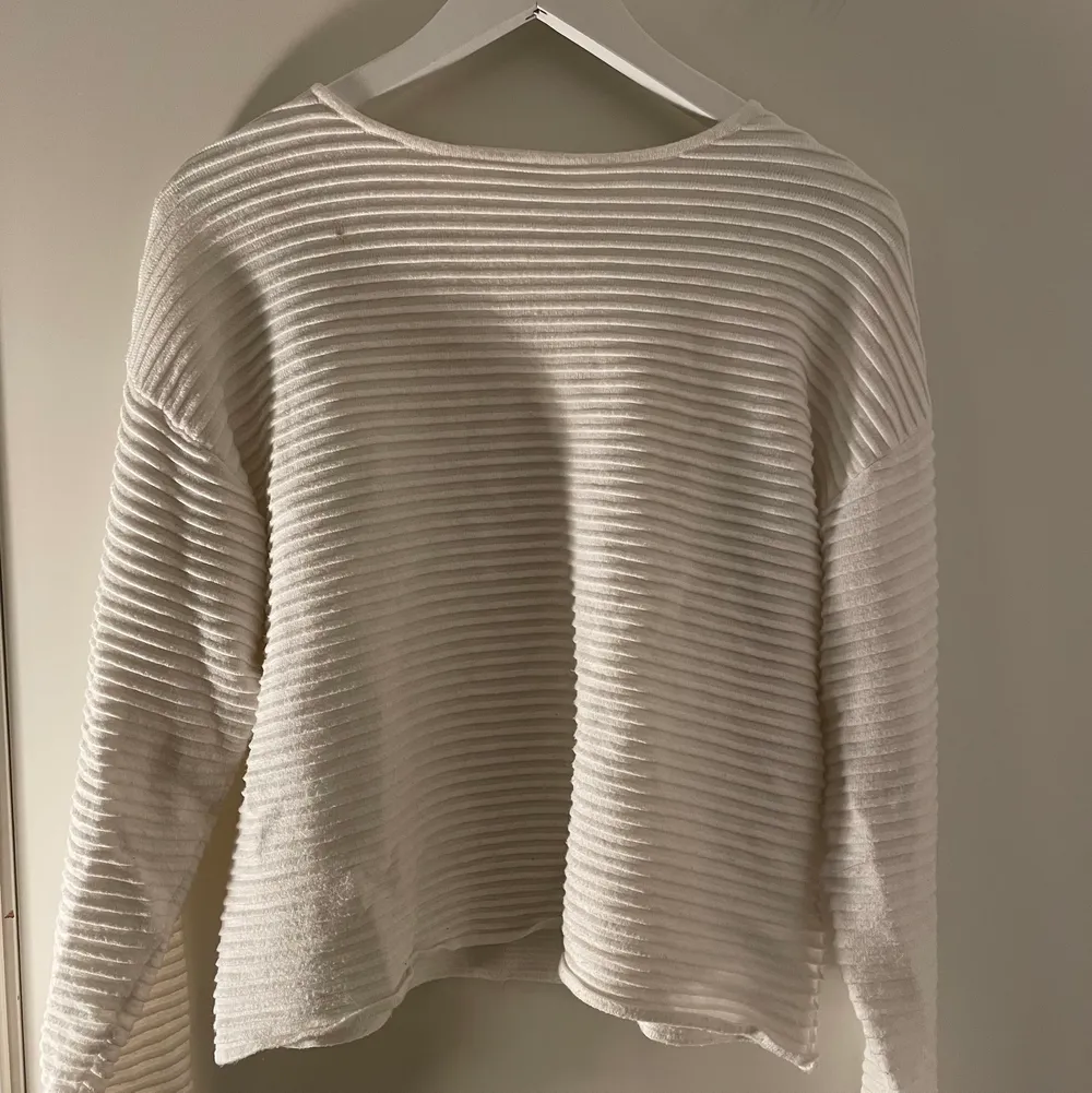 Älskar den här finstickade tröjan, den är i storlek 164 men passar absolut som en XS/S! Köparen står för frakten💖. Stickat.