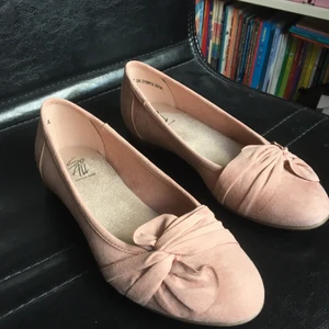 Ballerinaskor storlek 37 - Helt oanvända ballerinaskor från DinSko med kvitto kvar. Nypris: 400kr Mitt pris: 250kr. Skorna är stabila och o bra kvalitet. Tjock sula och mjuk innersula som gör dem sköna att gå i. Du står för frakten.