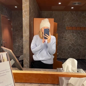 Stickad tröja - Blå stickad tröja från Zara 💕 den är används ett fåtal gånger och i perfekt skick. Säljer då den inte kommit till så mycket användning. Är i storlek small men skulle säga att den passa från XS-M