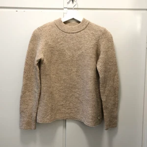 365 stickad tröja storlek S - Finstickad tröja i beige från 365/MQ! Tyvärr för liten för mig, sparsamt använd 🤍