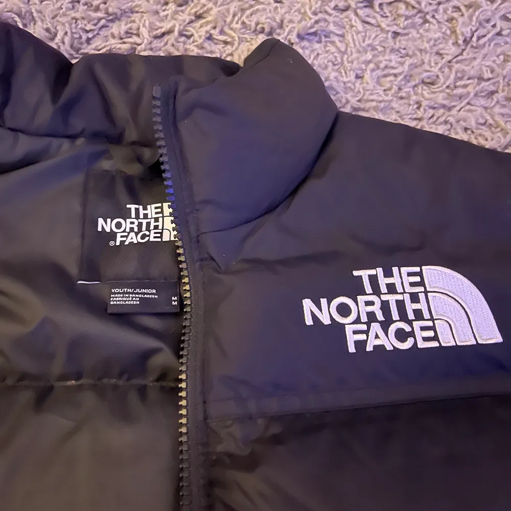 Säljer min the north face jacka!!! Aldrig andvänd. Säljer den pågrund av att den tyvärr är för liten. Den är i storlek M men jag skulle säga att den endast passar på folk som har xs/s. . Jackor.