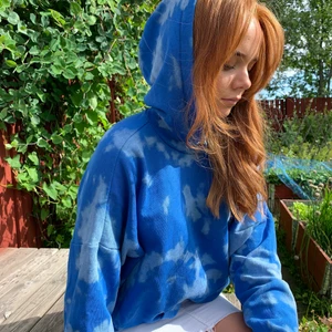 Blekt hoodie blå - Blåblekt hoodie i storlek S. 