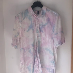 Tie dye skjorta  - Säljer en tie dye skjorta från H&M i storlek M. Knappt använd. Köpare står för frakt💕 