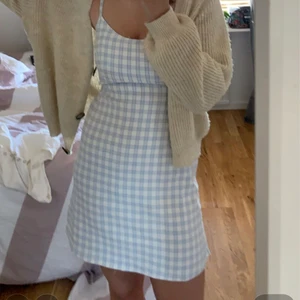 Brandy Melville klänning  - Superfin klänning från brandy Melville köpt i Italien förra året. Den har inlägg så att man slipper ha bh om man vill + band så att man kan framhäva midjan genom att antingen knyta i fram eller bak💙