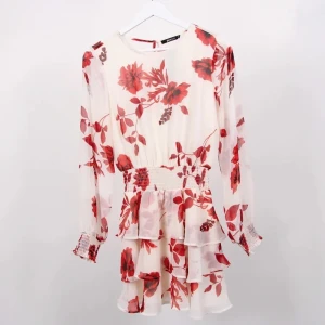 Klänning / blommig sommarklänning    - En slutsåld väldigt populär sommarklänning från Gina Tricot! Det är den klänningen på första bilden, som hänger på en galge men resterande bilder är passformen. Storlek XS/34 men passar även en S och M. Nyskick! Köptes för 399