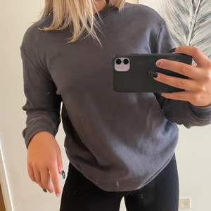 Sweatshirts✌🏻 - Nu är dessa tre till salu! De är as sköna och är i samma modell, vissa är mer använda men alla är i bra skick. Den grå är i storlek S, beige i storlek M och grön i storlek M🤪 1st för 80kr alla för 100kr ⭐️