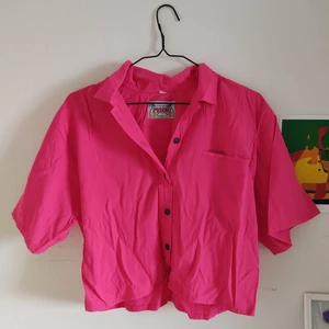 Rosa t-shirtskjorta - Vintage rosa t-shirtskjorta från Pedoni! Aldrig använd av mig, i fint skick! Frakt tillkommer, pris går att diskutera!<3