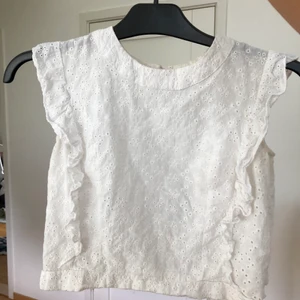 Vit mönstrad topp - Vit topp som jag köpte för ungefär två år sedan men knappt använt. Den har öppen rygg och passar sjukt bra till sommaren