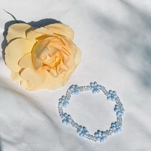 Blommigt armband  - hemmagjord armband.bra kvalitet.du får vilken färg du vill.