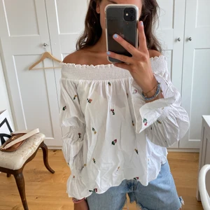 Blus Zara - Så söt off shoulder- blus med blommor. Ärmarna har har resor och en volang på slutet. Skulle säga att blusen även passar storlek S. 🌸🌸
